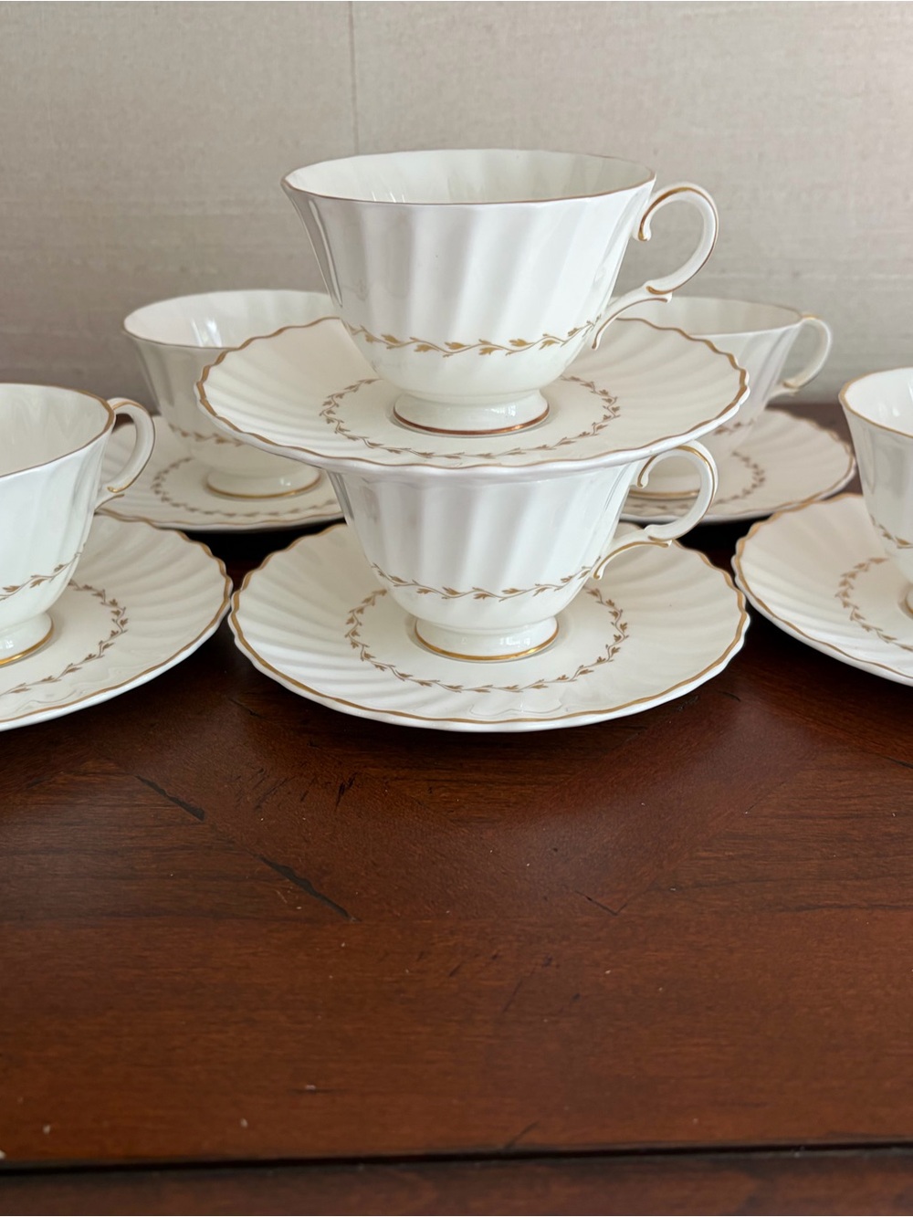 Beautiful Royal Doulton Creamer and Sugar Bowl in the Adrian pattern H4816. Bone